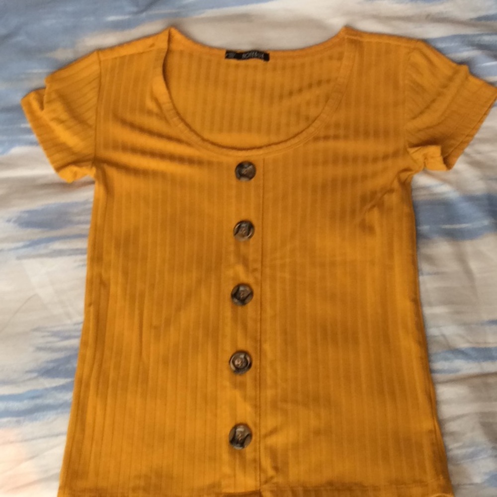Cute yellow tee